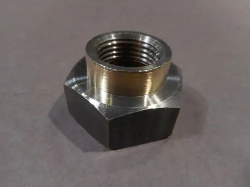 Messing Mutter mit Innengewinde, in einem kompakten, hexagonalen Design. Produkt von Remeha.